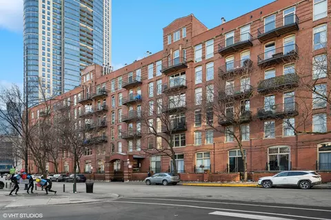 550 N Kingsbury St #206, Chicago, IL 60654