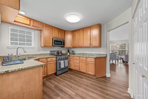 Kitchen - 819 Adderly Ln, Gurnee, IL 60031 photo 2 of 3