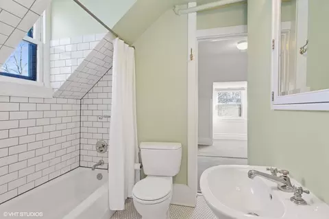 Bath - 429 Lee St, Evanston, IL 60202 photo 5 of 5