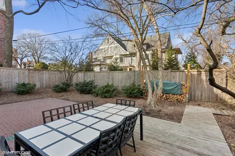 Exterior - 429 Lee St, Evanston, IL 60202 photo 7 of 9