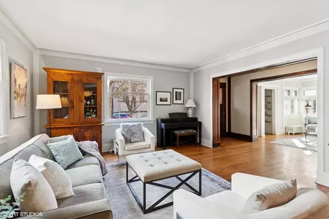 Living - 429 Lee St, Evanston, IL 60202 photo 3 of 5