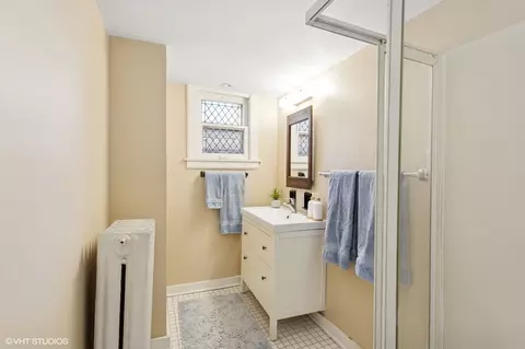 Bath - 429 Lee St, Evanston, IL 60202 photo 4 of 5