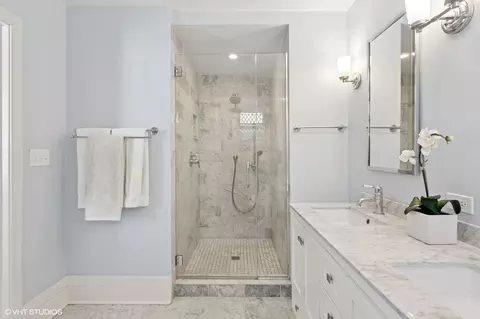 Bath - 429 Lee St, Evanston, IL 60202 photo 3 of 5