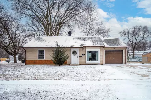 127 Crestwood Dr, Streamwood, IL 60107