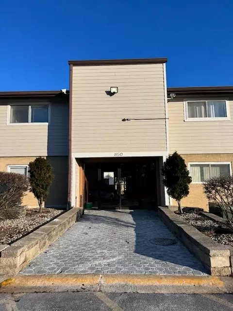 850 E Old Willow Rd #218, Prospect Heights, IL 60070