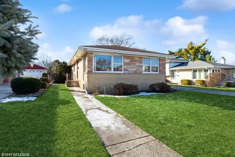 8427 W Amelia Dr, Niles, IL 60714