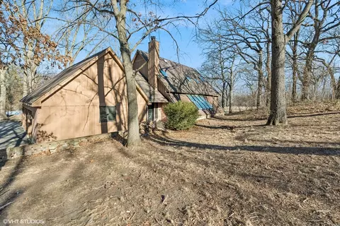 2800 Kingston Dr, Island Lake, IL 60042