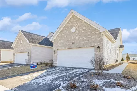 576 Madison Ln, Elgin, IL 60123