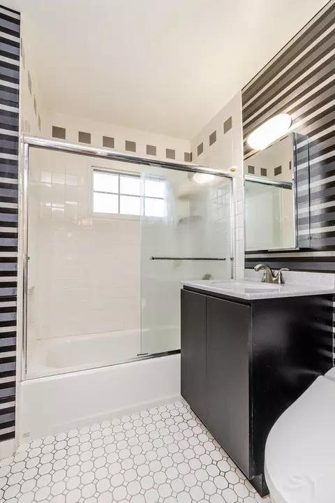 Bath - 734 Windsor Rd, Glenview, IL 60025 photo 3 of 3