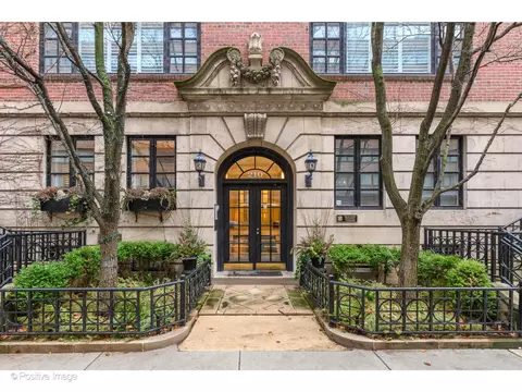 210 E Walton Pl #B, Chicago, IL 60611