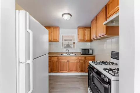 Kitchen - 7513 W 63rd Pl, Summit, IL 60501 photo 4 of 6