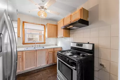 Kitchen - 7513 W 63rd Pl, Summit, IL 60501 photo 3 of 6