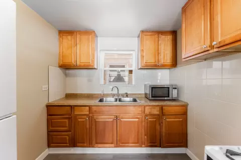 Kitchen - 7513 W 63rd Pl, Summit, IL 60501 photo 5 of 6