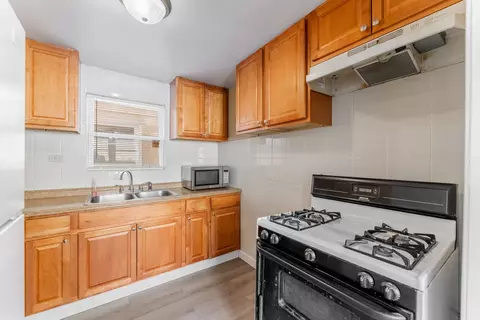 Kitchen - 7513 W 63rd Pl, Summit, IL 60501 photo 6 of 6