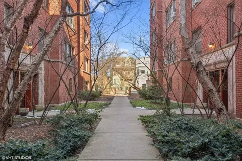 1323 W Addison St #1A, Chicago, IL 60613