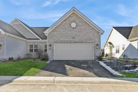 560 Madison Ln, Elgin, IL 60123