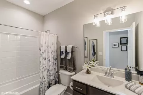 572 Madison Ln, Elgin, IL 60123 photo 8