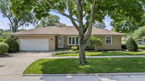 101 S Hi Lusi Ave, Mount Prospect, IL 60056