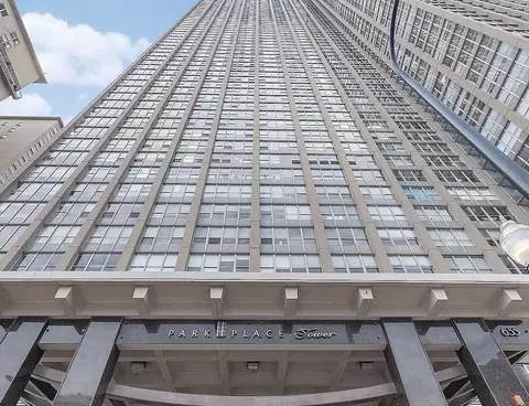 655 W Irving Park Rd #903, Chicago, IL 60613