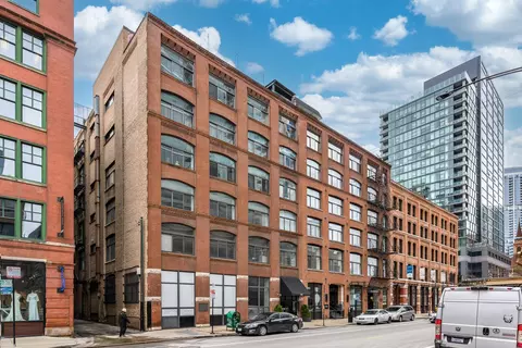 215 W Illinois St #6B, Chicago, IL 60654