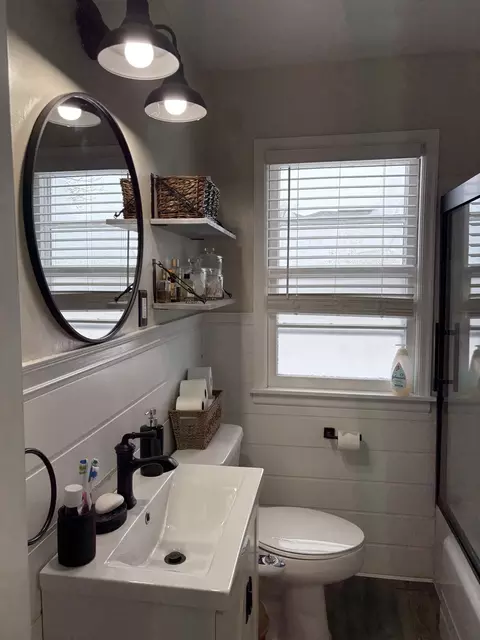 Bath - 515 Grant St, Chenoa, IL 61726 photo 3 of 3