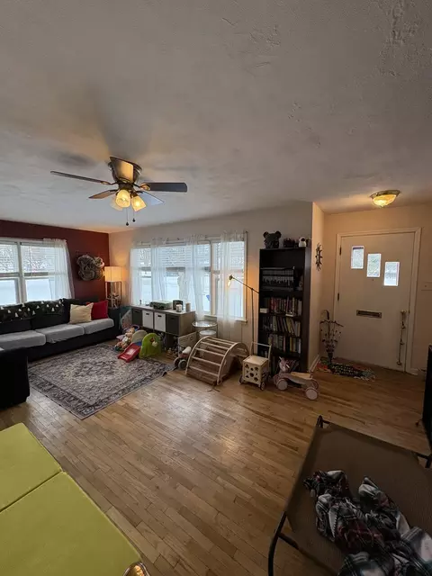 Living - 515 Grant St, Chenoa, IL 61726 photo 3 of 5