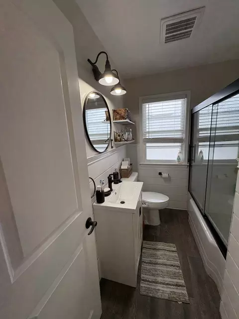 Bath - 515 Grant St, Chenoa, IL 61726 photo 2 of 3