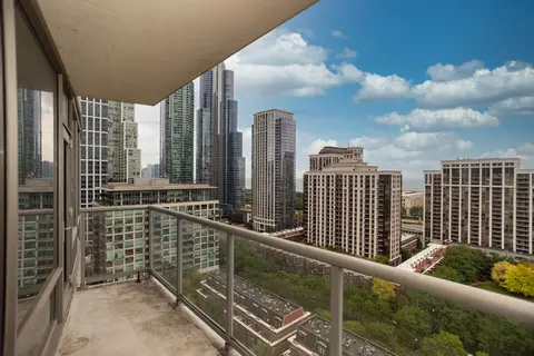Exterior - 100 E 14th St #1804, Chicago, IL 60605 photo 1 of 4