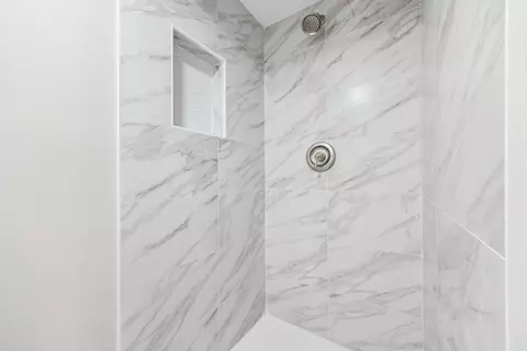 Bath - 610 E Hackberry Ln, Mount Prospect, IL 60056 photo 4 of 4