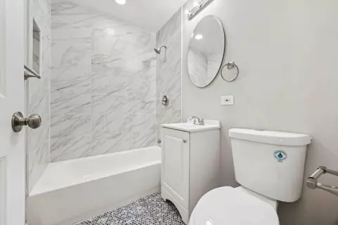 Bath - 610 E Hackberry Ln, Mount Prospect, IL 60056 photo 2 of 4