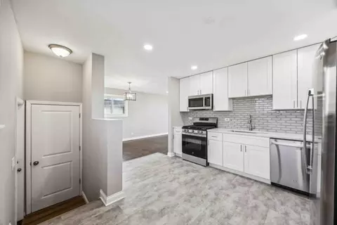 Kitchen - 610 E Hackberry Ln, Mount Prospect, IL 60056 photo 2 of 2