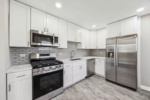 Kitchen - 610 E Hackberry Ln, Mount Prospect, IL 60056 photo 1 of 2