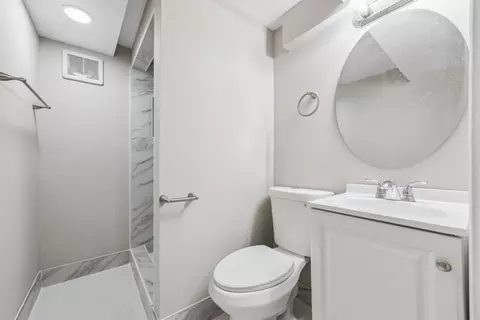 Bath - 610 E Hackberry Ln, Mount Prospect, IL 60056 photo 3 of 4