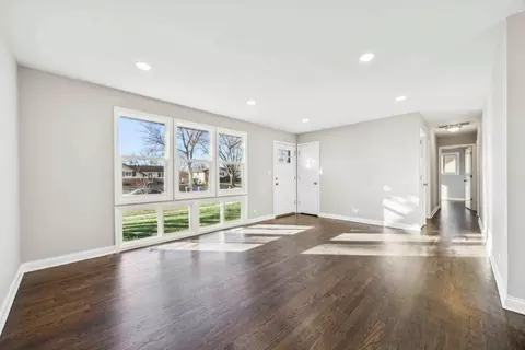 Living - 610 E Hackberry Ln, Mount Prospect, IL 60056 photo 1 of 2