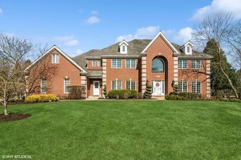 1304 Canterbury Cir, Libertyville, IL 60048