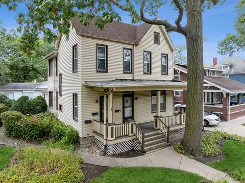8 West Ave, Riverside, IL 60546