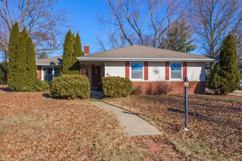 911 Warren St, Chenoa, IL 61726