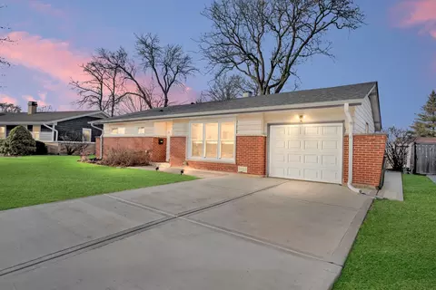 10 Woodcrest Ln, Elk Grove Village, IL 60007