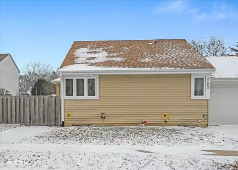 2 S663 Harvard Dr, Warrenville, IL 60555
