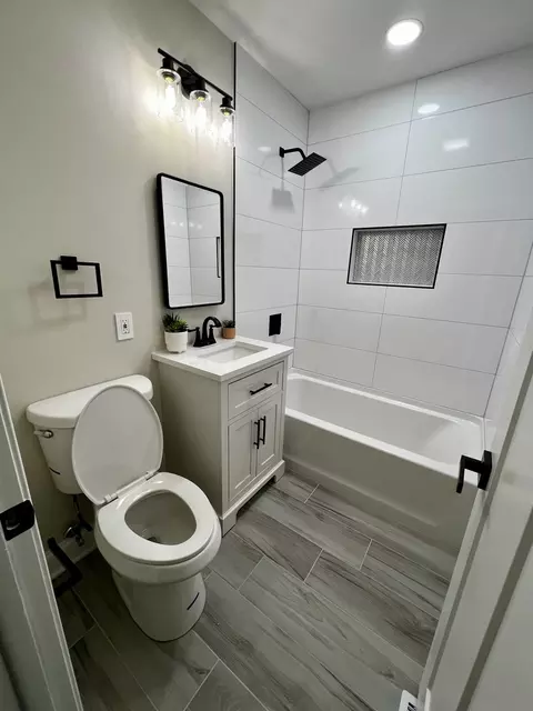 Bath - 4611 Prairie Ave, Mchenry, IL 60050 photo 1 of 3