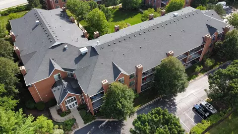 125 Hunt Club Dr #125, Saint Charles, IL 60174
