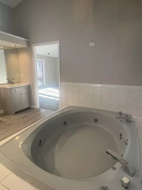 Bath - 42 Danube Way, Olympia Fields, IL 60461 photo 3 of 10