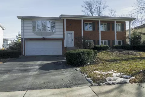 447 Country Club Dr, Addison, IL 60101