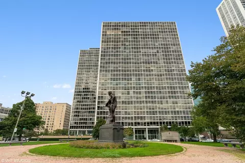 330 W Diversey Pkwy #2104, Chicago, IL 60657