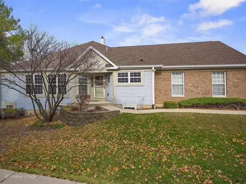 352 Cimarron Rd, Lombard, IL 60148