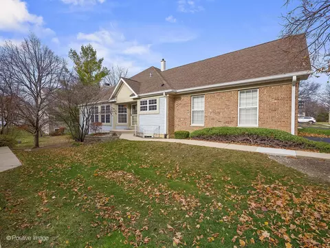 352 Cimarron Rd, Lombard, IL 60148 photo 2