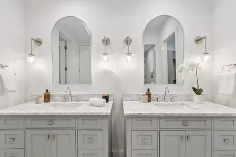 Bath - 45 E Division St, Chicago, IL 60610 photo 1 of 3