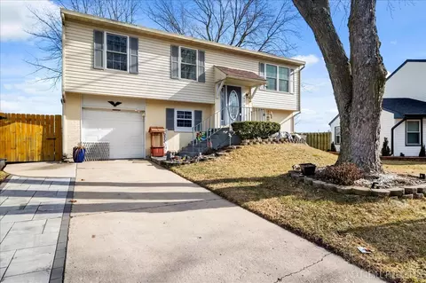 1495 Walden Cir, Aurora, IL 60506
