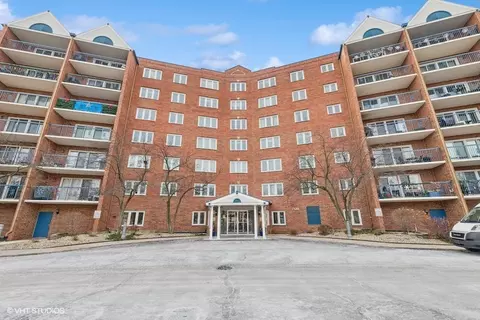 7120 N Milwaukee Ave #705, Niles, IL 60714