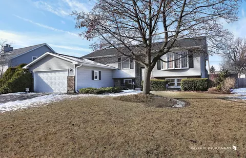 748 Monroe Dr, Lindenhurst, IL 60046